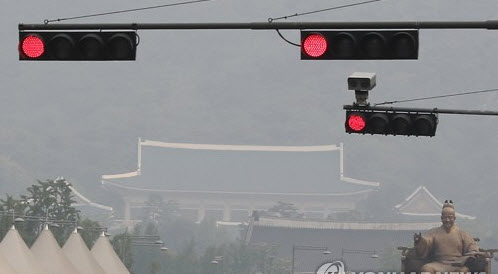 최근 청와대 참모진 6명이 사표를 제출한 가운데 서울 광화문 세종대로의 신호등에 빨간불이 켜져 있다. /사진=연합뉴스