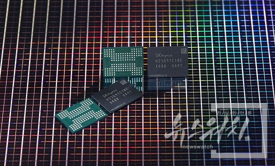 SK하이닉스가 개발한 176단 4D 낸드 기반 512Gb TLC/사진=SK하이닉스