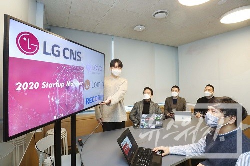 LG CNS '스타트업 몬스터'에 선정된 팀이 기념촬영하고 있다. (뒷줄왼쪽부터)최우용 LOVO 대표,이승건 LOVO 이사, 최병록리코어 대표, 박범진리코어 공동 창업자와 강지홍 로민 대표(앞줄)/사진=LG CNS