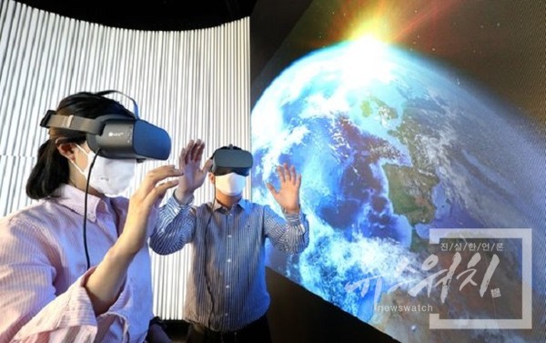 LG유플러스 관계자들이 우주를 배경으로 한 스튜디오에서 U+VR의 실감형 신규 콘텐츠를 감상하는 모습. /사진=LG유플러스
