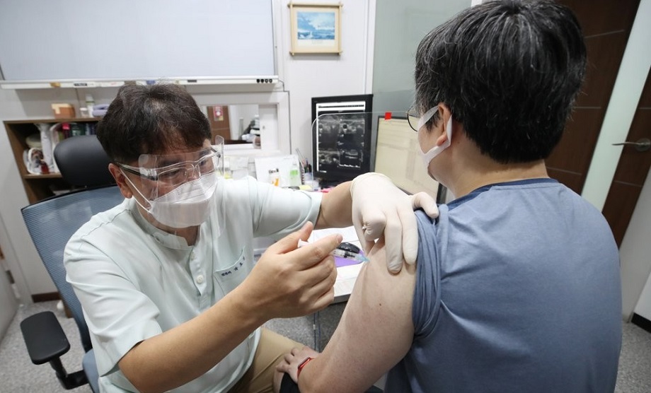 30세 이상 예비군 등에 대한 얀센 백신 접종이 시작된 지난달 10일 서울 한 병원에서 한 시민이 얀센 백신을 접종받고 있는 모습. (사진=연합뉴스)
