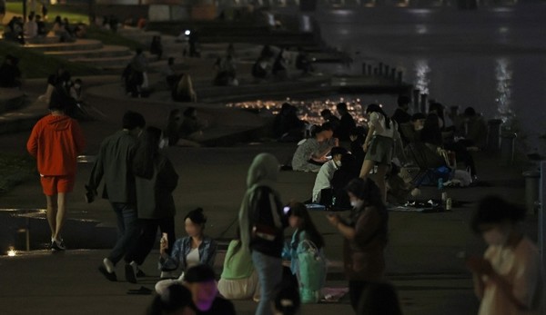  4일 밤 10시가 넘은 시간 서울 한강공원에서 시민들이 음주 및 취식을 하고 있다. (사진=연합뉴스)
