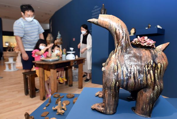 지난 3일, 2021경기세계도자비엔날레가 열리는 이천 경기도자미술관에서 어린이 관람객이 국제공모전 전시장의 체험 프로그램에 참여하고 있다. /제공=한국도자재단