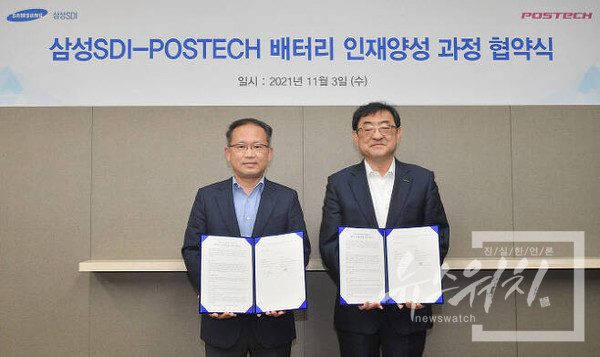 장혁 삼성SDI 연구소장(부사장)(왼쪽)과 김무환 포스텍 총장(오른쪽)이 지난 3일 경기도 기흥 삼성SDI 본사에서 ‘포스텍-삼성SDI 배터리 인재양성 과정’(PSBT·Postech Samsung SDI Battery Track) 협약을 체결하고 있다. /사진=삼성SDI