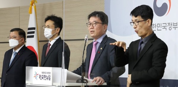 류근혁 보건복지부 2차관(오른쪽 두번째)이 30일 코로나19 관련 2022년 업무 브리핑을 하는 모습./사진=연합뉴스