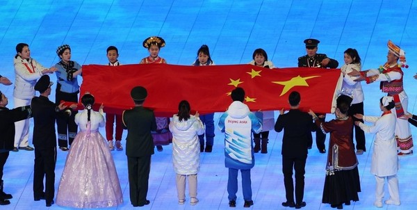 지난 4일 오후 중국 베이징 국립경기장에서 열린 ‘2022 제24회 베이징동계올림픽’ 개회식에서 한복을 입은 한 공연자가 중국 국기인 오성홍기 입장식에 참여하고 있다. /사진=연합뉴스
