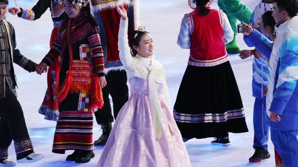 지난 4일 오후 중국 베이징 국립경기장에서 열린 ‘2022 제24회 베이징동계올림픽’ 개회식에서 한복을 입은 한 공연자가 손을 흔들고 있다. /사진=연합뉴스