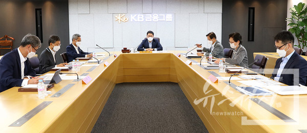 KB금융지주 ESG위원회 탈석탄금융선언 관련 회의 모습./사진=KB금융