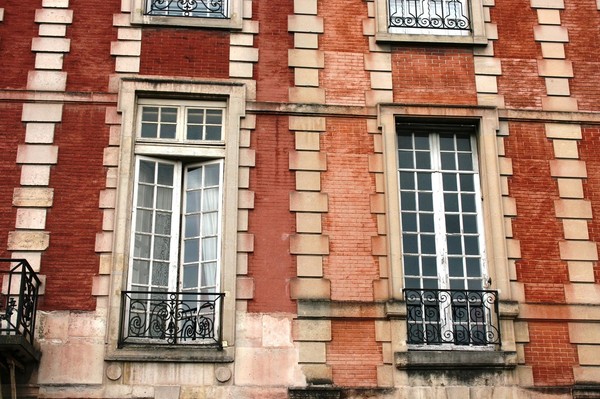 프랑스에서는 창문 폭을 기준으로 세금을 매기자, 위치를 낮춰 출입문이라 주장하며 세금을 피하기도 했다. / 사진=픽사베이
