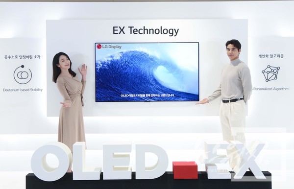 LG디스플레이 모델이 차세대 TV 패널 ‘OLED.EX’를 소개하고 있다. /사진=LG디스플레이