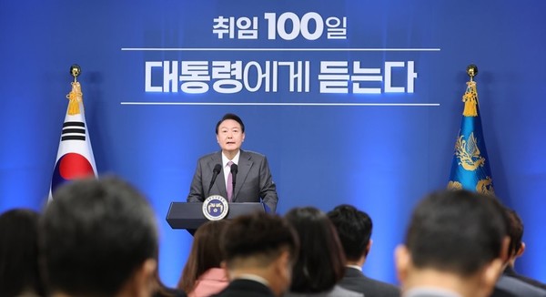 윤석열 대통령이 17일 서울 용산 대통령실 청사에서 열린 취임 100일 기자회견 ‘대통령에게 듣는다’에서 그동안의 소회와 향후 국정 운영 방향 등을 밝히고 있다./연합뉴스