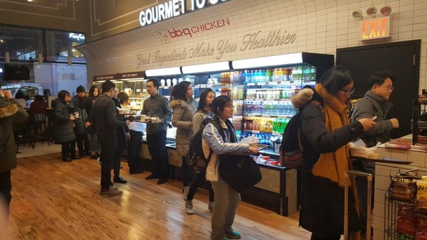 BBQ 미국 맨해튼 K-타운점 그랩앤고 매장에 고객들이 줄을 서 있다 (코로나19 이전 촬영). / 사진=BBQ