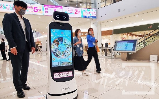LG 클로이 가이드봇(LG CLOi GuideBot)이 인공지능(AI) 기반의 자율주행과 장애물 회피를 기반으로 일본 대형 쇼핑몰 곳곳을 돌아다니며 방문객을 안내하고 필요한 정보를 제공하고 있다. 제품 전·후면에 탑재한 27형 터치 디스플레이는 복잡한 쇼핑몰 내에서도 눈에 잘 띄어 맞춤형 광고판 역할도 수행한다./사진=LG전자