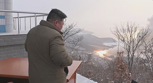 북한은 관영매체인 조선중앙TV를 통해 지난 15일 고출력 로켓엔진 실험에 성공한 사실을 발표한 뒤 18일 동해상으로 실험 발사를 진행했다. /사진=연합뉴스·조선중앙TV화면