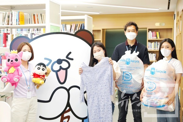 한국투자증권 임직원들이 ‘굿사이클링’ 캠페인에 참여해 기념 사진을 촬영하고 있다. / 사진=한국투자증권