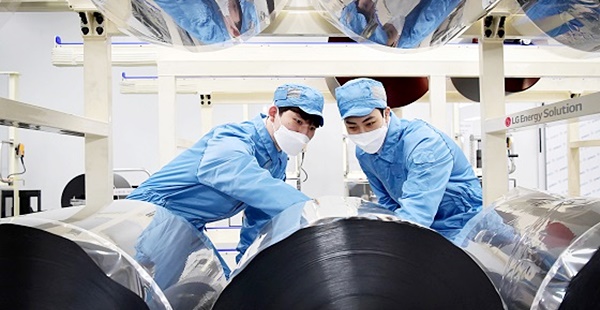 LG에너지솔루션 직원들이 충북 오창공장에서 생산된 배터리 전극 롤의 품질을 검수하는 모습이다. /사진=LG에너지솔루션