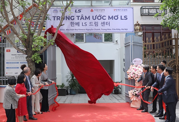 지난 5월 4일 베트남 하노이에서 열린 ‘LS드림센터’ 개소식에서 주요 관계자들이 간판 제막식을 진행하고 있다. 사진=LS그룹