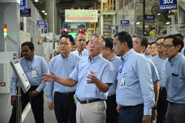 정의선 현대자동차그룹 회장이 인도 첸나이 공장을 돌아보면 임직원들과 중장기 성장전략을 논의하고 있다. 사진=현대자동차