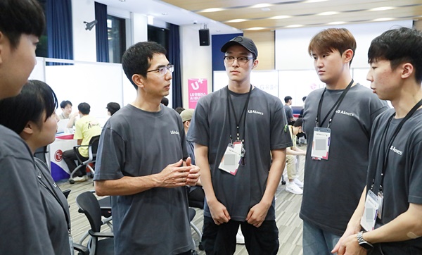 이홍락 LG AI연구원 CSAI(최고 AI 과학자)가 ‘LG 에이머스(Aimers) 해커톤’에 참가한 청년들과 대화를 나누고 있다. 사진=LG