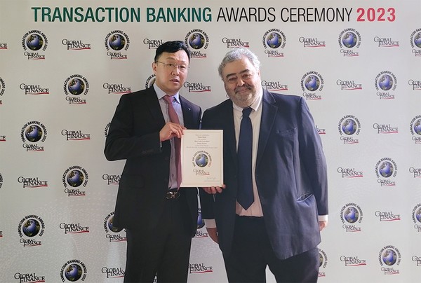 하나은행이 미국 글로벌 금융·경제 전문지 '글로벌파이낸스'가 선정하는 '2023 대한민국 최우수 수탁 은행상(Best Sub-Custodian Bank in Korea 2023)'을 수상했다. 시상식에 참석한 전병우 하나은행 수탁영업부장(사진 왼쪽)과 안드레아 피아노(Andrea Fiano) 글로벌파이낸스지 편집자. 사진=하나은행