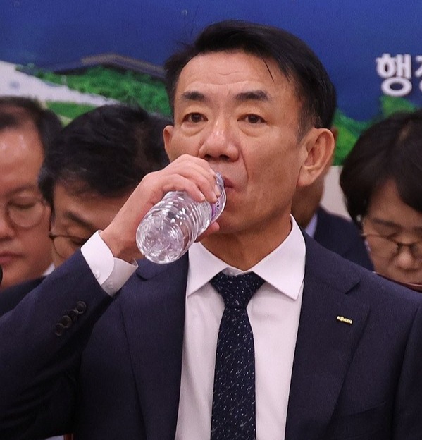 한문희 한국철도공사(코레일) 사장이 17일 오전 국회에서 열린 국토교통위원회 국정감사에서 물을 마시고 있다. 사진=연합뉴스