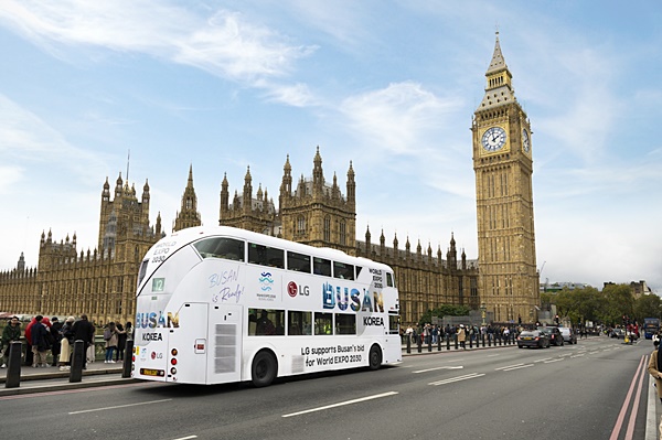 ‘LG 엑스포 버스’가 영국 런던의 대표적 랜드마크인 빅벤 앞을 지나고 있다. 사진=LG