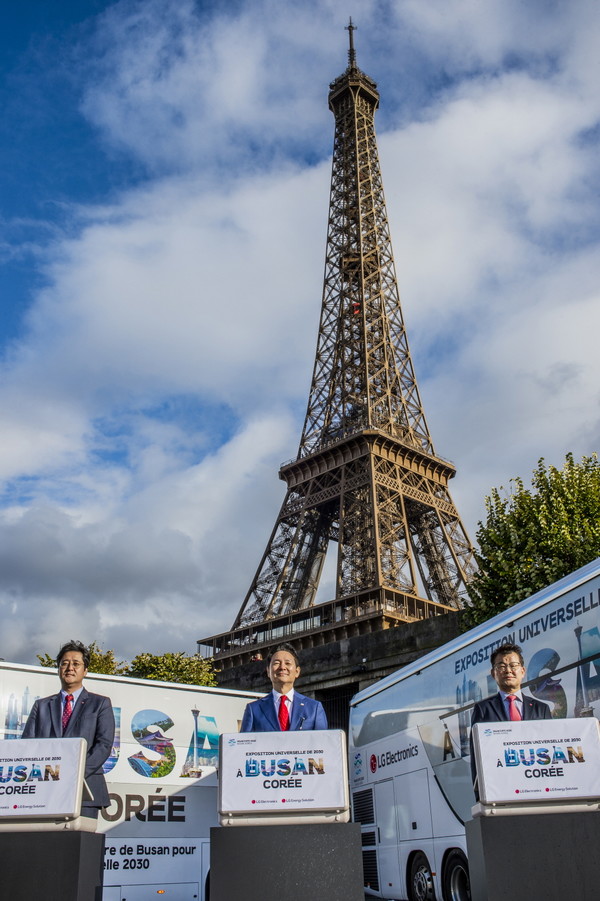 LG는 6일(현지시간) 프랑스 파리에서 ‘부산엑스포 버스’를 공개했다. 이날 행사에는 김혁기 LG전자 파리법인장 상무(왼쪽부터), 장성민 대통령 특사, 유원 LG전자 홍보대외협력센터장 부사장 등이 참석했다. 사진=LG그룹