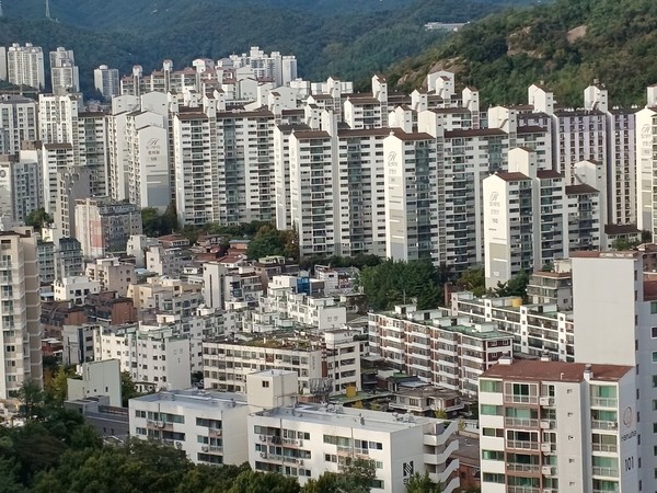 강남3구를 중심으로 서울 아파트 매매가격이 하락하고 전세가격은 상승하는 불안정성이 높아지고 있다. 사진=박현군 기자