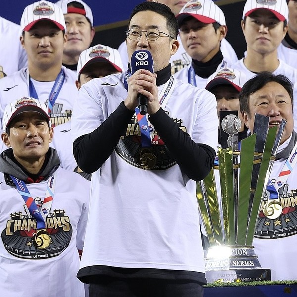 LG트윈스가 한국시리즈 우승을 확정 지은 뒤 시상식에서 구광모 LG그룹 회장이 발언하고 있다. 사진=연합뉴스