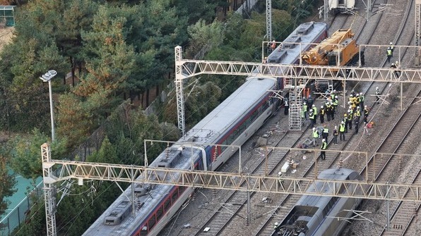 지난해 11월 발생한 무궁화호 열차 탈선사고에서 코레일 긴급 복구반원들이 열차를 크레인으로 옮기고 있다. 사진=연합뉴스