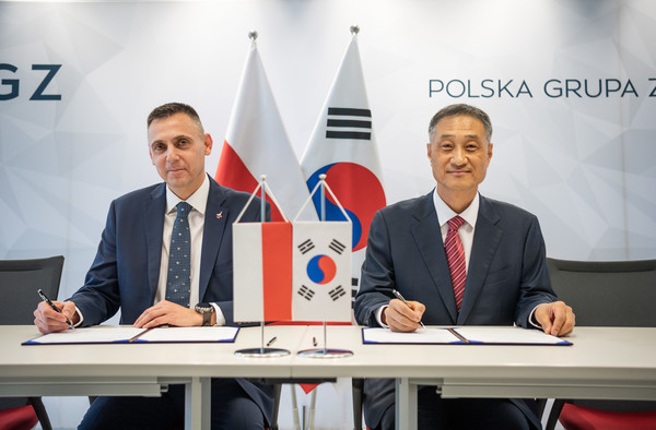 KAI가 폴란드 방산업체와 후속지원 MOU를 체결하고 있다 (왼쪽부터 WZL-2 CEO Tomasz Kozyra, 박종인 KAI 상무). 사진=한국항공우주산업(KAI)