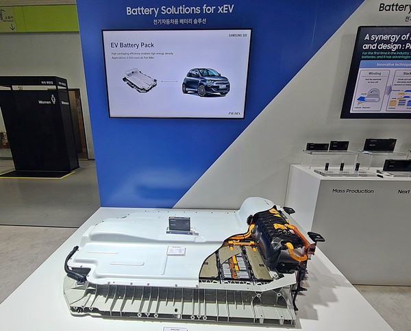 삼성SDI가 ‘그린 비즈니스 위크 2023’에서 전기자동차용 배터리 솔루션을 소개하고 있다. 사진=최양수 기자