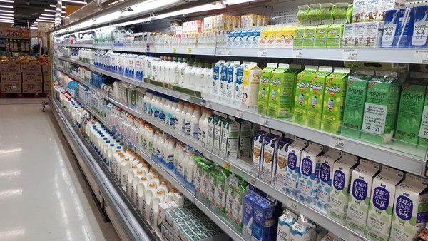 서울시 강서구 대형 마트 상품 진열대에 우유 등이 놓여 있다. 사진=최양수 기자