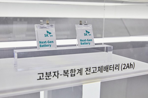 SK온이 지난 3월 인터배터리 전시회에서 공개한 전고체 배터리 개발품. 사진=SK이노베이션
