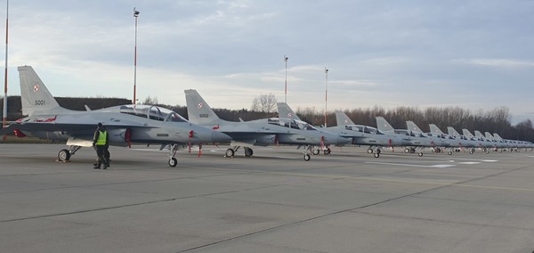 FA-50GF 12대가 폴란드 민스크 공군기지 주기장에 일렬로 세워져 있다. 사진=한국항공우주산업(KAI)