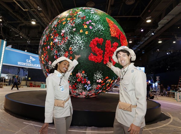 CES 2024에서 SK그룹관 관계자들이 전시 주제영상을 상영하는 구형 LED인 ‘Wonder Globe’를 소개하는 모습. 사진=SK그룹