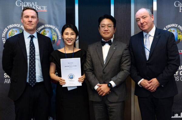 하나은행이 글로벌 금융·경제 전문지 ‘글로벌파이낸스’가 선정하는 ‘2024 대한민국 최우수 무역금융 은행상(Best Trade Finance Provider in Korea 2024)’을 수상했다. 사진=하나은행