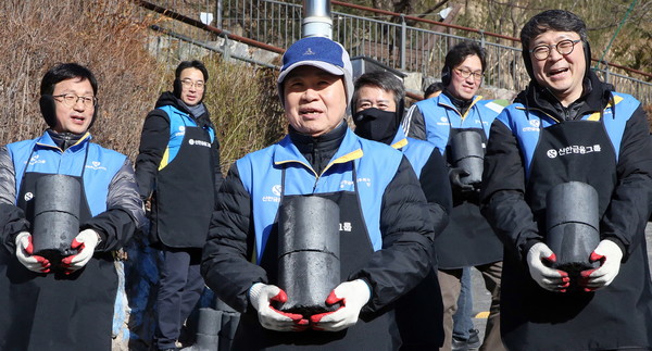 진옥동 신한금융그룹 회장이 임직원들과 함께 연탄 나눔 봉사활동을 펼치고 있다. 사진=신한금융그룹