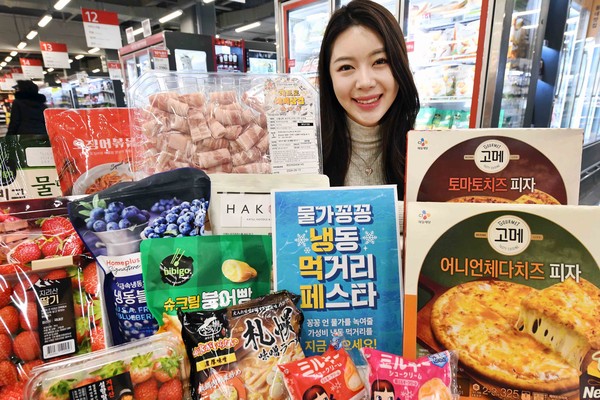 한 모델이 14일 서울 등촌동 ‘홈플러스 메가푸드마켓’ 강서점에서 ‘냉동 먹거리 페스타’ 행사를 소개하고 있다. 사진=홈플러스