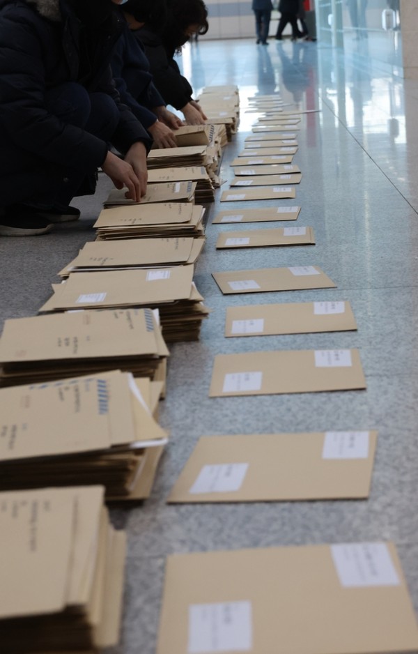 지난달 30일 홍콩지수 ELS 피해자 모임이 국회 소통관에서 국회의원들에게 탄원서를 전했다. 사진=연합뉴스