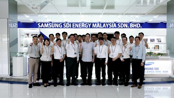 이재용 삼성전자 회장이 말레이시아 스름반(Seremban)에서 SDI 생산법인에 도착해 배터리 사업을 점검하고 현지 임직원을 격려했다. 사진=삼성전자