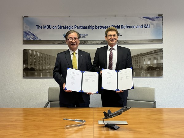 강구영 KAI 사장(왼쪽)과 Harald Buschek 디힐디펜스 최고사업관리자가 18일 업무협약을 체결하고 사진을 찍고 있다. 사진=한국항공우주산업(KAI)