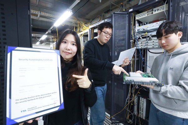 LG유플러스 직원이 한국정보통신기술협회 보안기능확인서를 소개하는 모습. 사진=LG유플러스