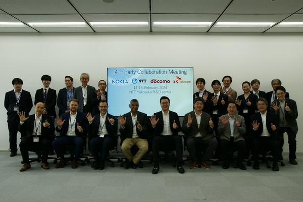 4개사 기술 관계자들이 지난 15일 일본 요코스카시 NTT R&D센터에서 진행된 기술 협력 회의에 참석한 모습. 사진=SK텔레콤