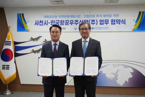 강구영 KAI 사장(오른쪽)과 박동식 사천시장이 항공우주분야 산업관광 체계 구축을 위한 양해각서 및 업무협약(MOU·Memorandum of Understanding)을 체결하고 있다. 사진=한국항공우주산업(KAI)