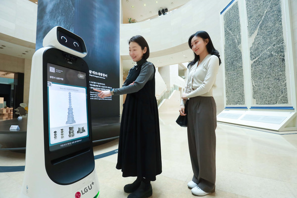 서울 이촌동 소재 국립중앙박물관에서 U+안내로봇의 설명을 듣고 있는 LG유플러스 모델. 사진=LG유플러스