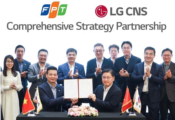 현신균 LG CNS 대표(오른쪽에서 다섯 번째), 응우옌 반 코아 FPT그룹(왼쪽에서 네 번째) CEO 등 관계자가 지켜보는 가운데 통신·유통·서비스사업부장 박상균 전무와 부 아잉 뚜 FPT그룹 CTO가 MOU를 체결하고 있다. 사진=LG CNS
